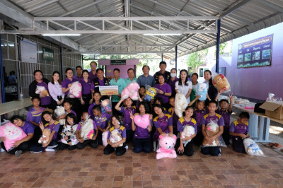 จัดกิจกรรมแจกของรางวัลและเลี้ยงอาหารกลางวันให้แก่เด็กนักเรียนโรงเรียนตำรวจตระเวนชายแดนบ้านโป่งตะแบก ... พารามิเตอร์รูปภาพ 1