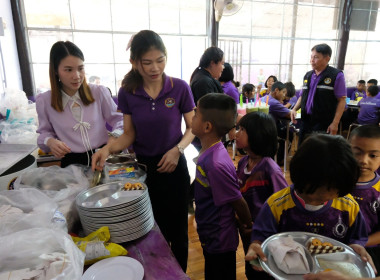 จัดกิจกรรมแจกของรางวัลและเลี้ยงอาหารกลางวันให้แก่เด็กนักเรียนโรงเรียนตำรวจตระเวนชายแดนบ้านโป่งตะแบก ... พารามิเตอร์รูปภาพ 10