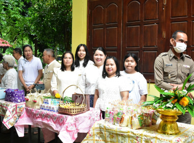 ร่วมพิธีทำบุญตักบาตร พิธีแสดงตนเป็นพุทธมามกะ ... พารามิเตอร์รูปภาพ 1