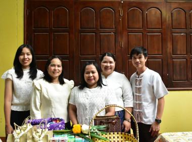 ร่วมพิธีทำบุญตักบาตร พิธีแสดงตนเป็นพุทธมามกะ ... พารามิเตอร์รูปภาพ 2