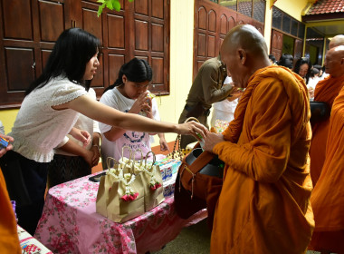 ร่วมพิธีทำบุญตักบาตร พิธีแสดงตนเป็นพุทธมามกะ ... พารามิเตอร์รูปภาพ 3