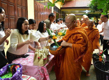 ร่วมพิธีทำบุญตักบาตร พิธีแสดงตนเป็นพุทธมามกะ ... พารามิเตอร์รูปภาพ 6
