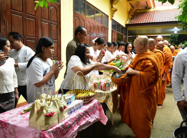 ร่วมพิธีทำบุญตักบาตร พิธีแสดงตนเป็นพุทธมามกะ ... พารามิเตอร์รูปภาพ 9
