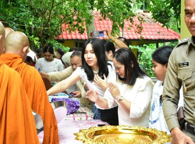ร่วมพิธีทำบุญตักบาตร พิธีแสดงตนเป็นพุทธมามกะ ... พารามิเตอร์รูปภาพ 10