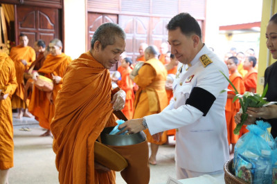 ร่วมพิธีทำบุญตักบาตร และพิธีบำเพ็ญพระราชกุศล ในวาระครบ 100 ... พารามิเตอร์รูปภาพ 1